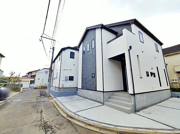 【前面道路含む現地写真】（A号棟）
どのお部屋も陽当り良好で快適に過ごせるお住まいです。周辺道路は車通りが少ないため、小さなお子様にも安心の住環境です♪