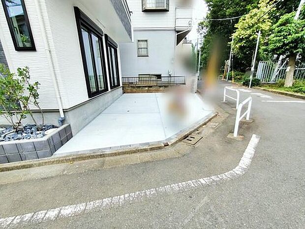 【駐車場】嬉しいコンクリート仕上げのカースペース。雨の日も足元を気にせず外出できます♪車種により2台分の広さがあるので、家族分の自転車を駐輪したり、来客用の駐車スペースとしてもお使いいただけます♪