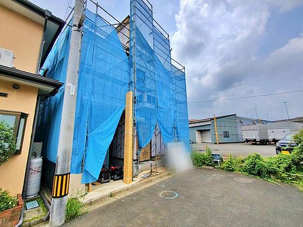 【【前面道路含む現地写真】】周辺は毎日のお買い物に便利なスーパーやコンビニ徒歩圏内にある便利な環境です♪
