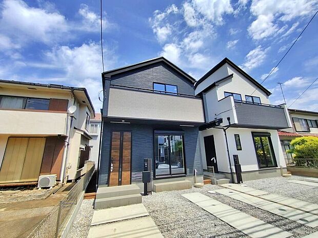 【現地外観写真】（1号棟）一戸建ての大きなメリットは、「自分の土地」を自由に使えること。好きなペットが飼えるほか、ガーデニングやＤＩＹ、車やバイクの手入れなど様々な趣味を楽しめます♪