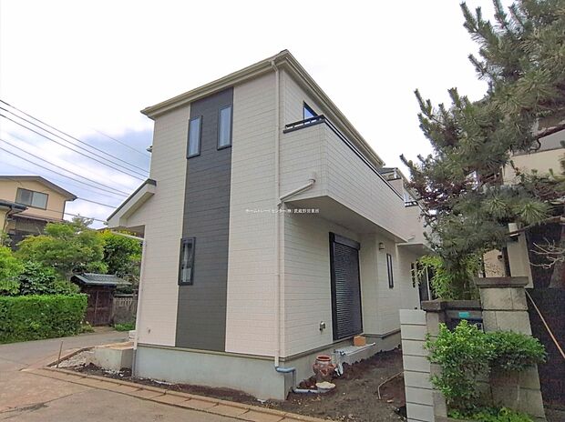 【現地外観写真】A号棟　一戸建ての大きなメリットは、「自分の土地」を自由に使えること。好きなペットが飼えるほか、ガーデニングやＤＩＹ、車やバイクの手入れなど様々な趣味を楽しめます♪