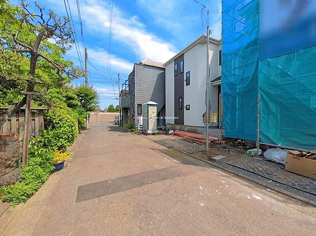 【前面道路含む現地写真】神代植物公園が近く、自然と調和できる穏やかな暮らしを楽しむことができます♪低層住居専用地域の落ち着いた立地で、子育てにも最適です◎