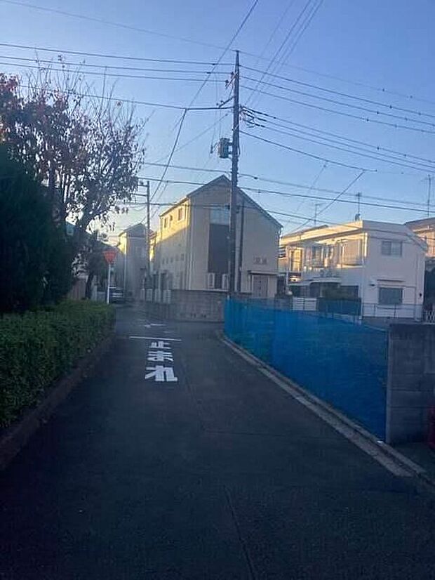 【前面道路含む現地写真】周辺環境が充実!柳沢小学校まで徒歩4分☆南西角地で開放感があり、明るい雰囲気の生活環境です♪