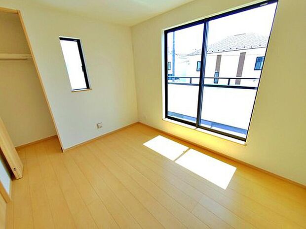 【~Room~A号棟】2面採光を確保した明るい室内は、風通しも良く、大変居心地の良い空間となっております。爽やかな風を感じて起きる朝は、快適生活の始まりに!