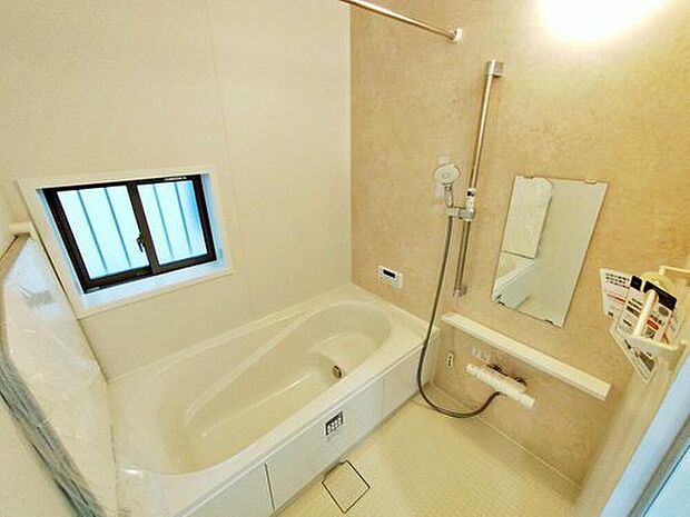 【~Bathroom~A号棟】毎日の疲れを癒す浴室は1坪タイプです。足を伸ばしてゆっくりとくつろげます。窓があるので、湿気もこもらないのも、うれしいですね♪