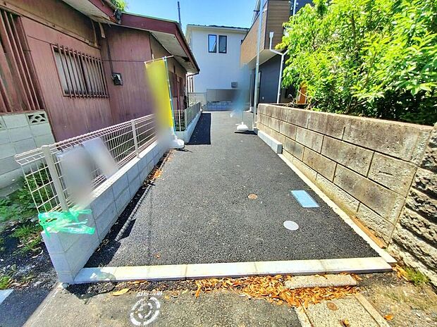 【【駐車場】】嬉しいコンクリート仕上げのカースペース♪お車から玄関までの距離が近いのでたくさんお買い物をした日も大丈夫♪雨の日も最小限の被害ですみます。