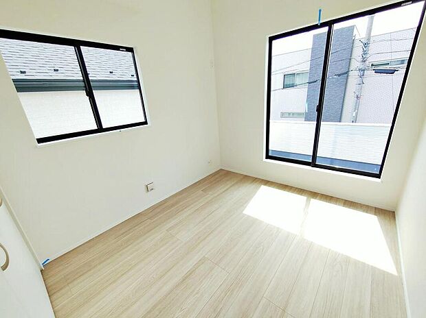 【~Room~A号棟】2面採光を確保した明るい室内は、風通しも良く、大変居心地の良い空間となっております。爽やかな風を感じて起きる朝は、快適生活の始まりに!