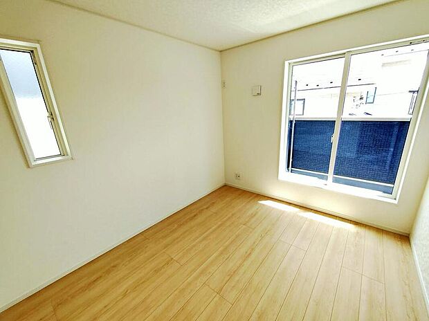 【リビング以外の居室】１号棟 2面採光を確保した明るい室内は、風通しも良く、大変居心地の良い空間となっております。爽やかな風を感じて起きる朝は、快適生活の始まりに！