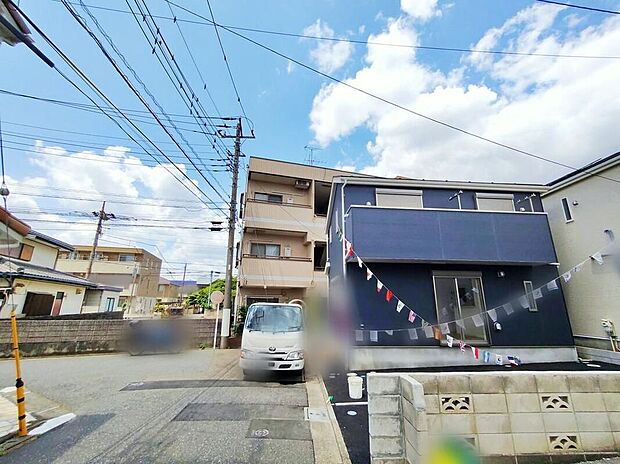 【前面道路含む現地写真】住人以外の車の進入も少なく、小さなお子様を持つご家庭にも安心。前道が広いので、車庫入れが苦手な方でも安心して入れられますね♪