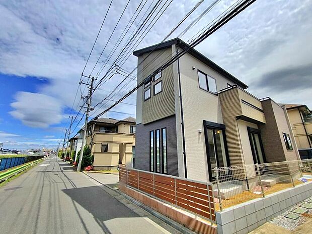 【前面道路含む現地写真】ひとたび扉を開けばそこに待っているのは上質な空間とマイホームでの新生活をイメージさせる優雅なひととき。「この家なら…」ではなく「ここに住みたい♪」と思う感動をお届けいたします