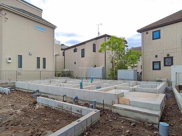 【【現地外観写真】1号棟】京王線線「布田」駅徒歩11分♪周辺にはスーパーやドラッグストアもあり生活に便利な住環境です！