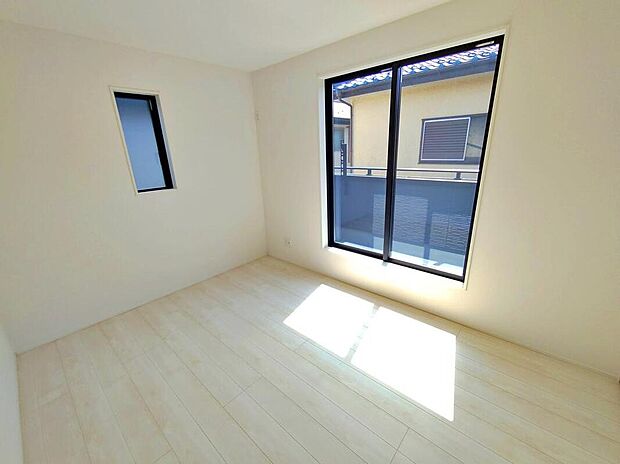 【リビング以外の居室】1号棟 うららかな陽射しがどのお部屋にも降り注ぎますように、快適さを追求し尽くした間取り。プライベートの時間もゆったりお寛ぎ頂けそうです。