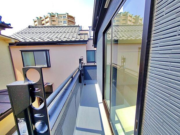 【バルコニー】1号棟 日当たりのよい広さのあるバルコニー。一度にたくさんの洗濯物を干すことができます。