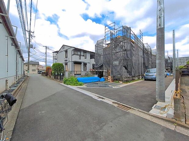 【前面道路含む現地写真】周辺は毎日のお買い物に便利なスーパー・コンビニ・ドラッグストアが徒歩10分圏内に複数点在する便利な立地。小学校まで徒歩4分とお子様にも安心ですね☆