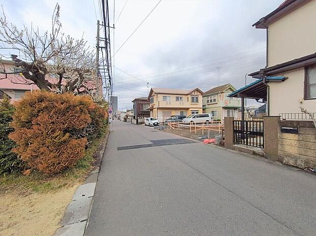 【前面道路含む現地写真】ひとたび扉を開けばそこに待っているのは上質な空間とマイホームでの新生活をイメージさせる優雅なひととき。「この家なら…」ではなく「ここに住みたい♪」と思う感動をお届けいたします