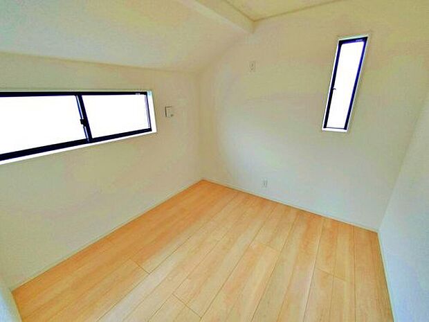 【リビング以外の居室】個室としてお使いいただける洋室。大切なのは明るさと風通し、明るい日差しと心地よい風で自分のお部屋でくつろげる贅沢をご提供します。