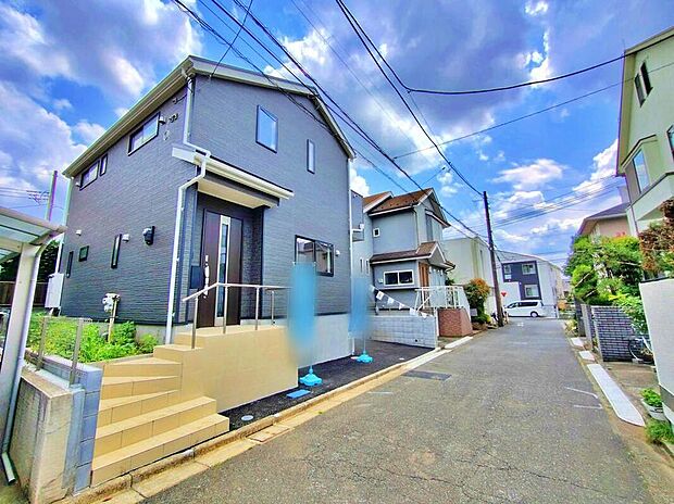 【前面道路含む現地写真】住環境良好な人気の低層住居専用地域に立地しております。毎日のお買い物に便利なスーパーやコンビニが徒歩7分圏内にある便利な立地です☆