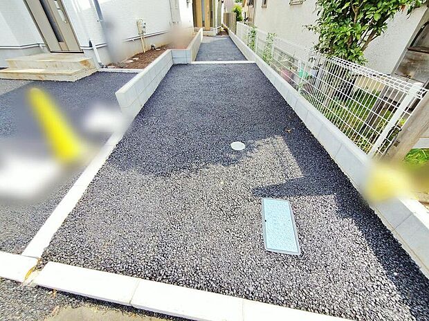 【【駐車場】】1号棟
嬉しいコンクリート仕上げのカースペース♪お車から玄関までの距離が近いのでたくさんお買い物をした日も大丈夫♪雨の日も最小限の被害ですみます。