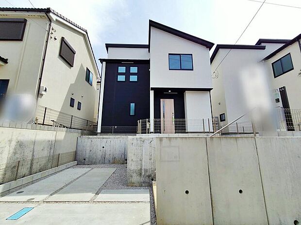 【現地外観写真(9号棟)】ひとたび扉を開けばそこに待っているのは上質な空間とマイホームでの新生活をイメージさせる優雅なひととき。「この家なら…」ではなく「ここに住みたい♪」と思う感動をお届けいたします。