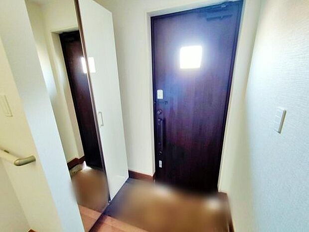 【~Entrance~B号棟】お家に出会う人々を迎える玄関だからこそ、広々清潔感あふれる空間にしたいものです。採光・通風にも配慮された設計で毎日明るい空間をキープします♪