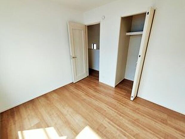 【~Room~B号棟】充分な広さの収納を備え、普段使いの洋服も選ぶのが楽しくなりそう♪採光良好な洋室は、快適空間。プライベートの時間もゆったりお寛ぎ頂けそうです。