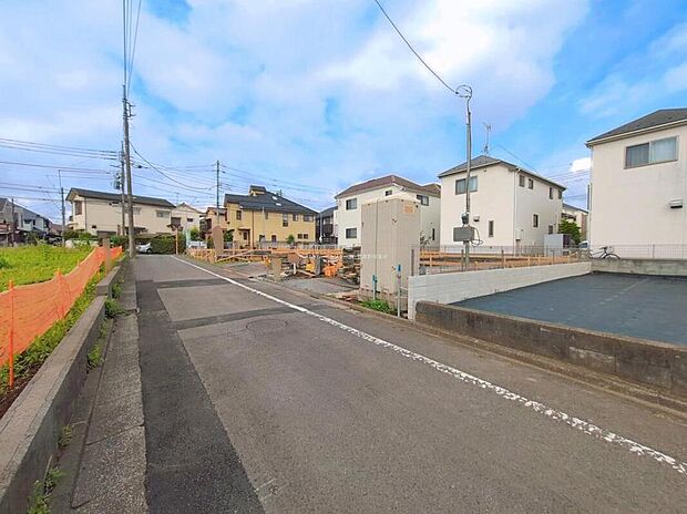 【【前面道路含む現地写真】】周辺は毎日のお買い物に便利なスーパー・コンビニが徒歩10分圏内に揃います。小・中学校まで徒歩9分とお子様にも安心です♪