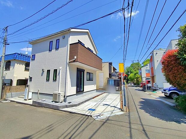 【前面道路含む現地写真】住環境良好な人気の低層住居専用地域に立地しております。スーパー・コンビニが徒歩圏内にあり毎日のお買い物にも便利です♪