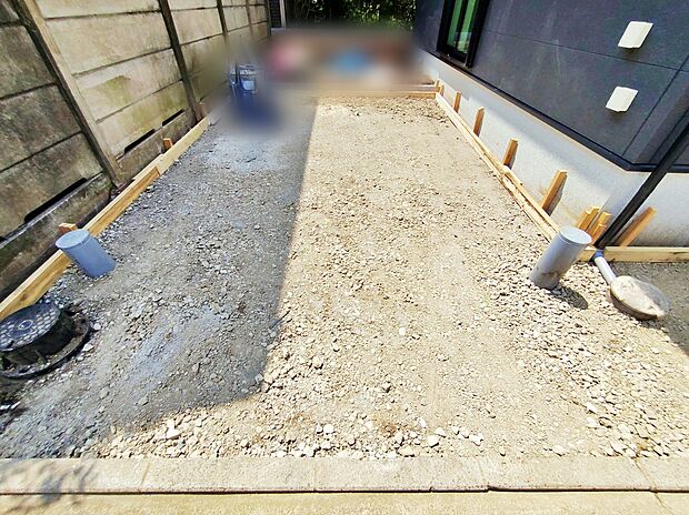 【【駐車場】】一戸建ては都心部などの物件を除き、駐車スペース付きの物件が一般的。玄関と駐車スペースとの行き来もしやすく、天候が悪い日などに便利です。