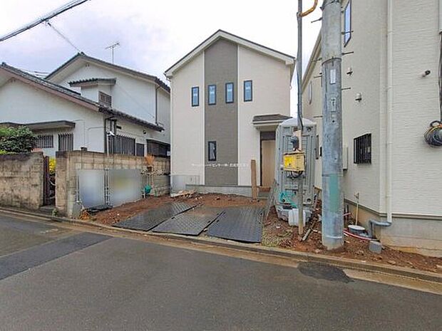 【現地外観写真】B号棟
ひとたび扉を開けばそこに待っているのは上質な空間とマイホームでの新生活をイメージさせる優雅なひととき。「この家なら…」ではなく「ここに住みたい♪」と思う感動をお届けいたします。