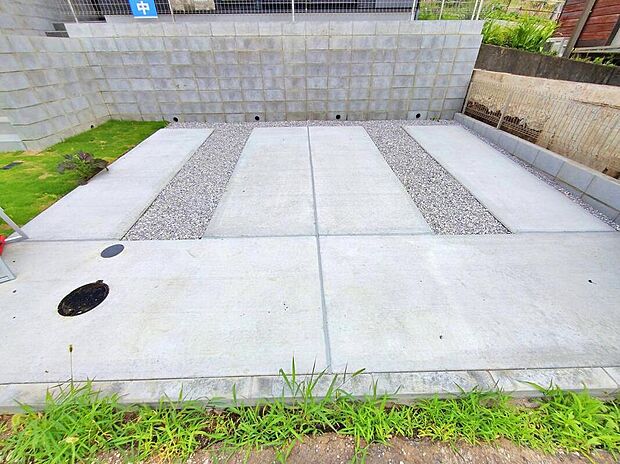 【駐車場(１号棟)】カースペース２台分ございますので、家族分の自転車を駐輪したり、来客用の駐車スペースとしてもお使いいただけます。