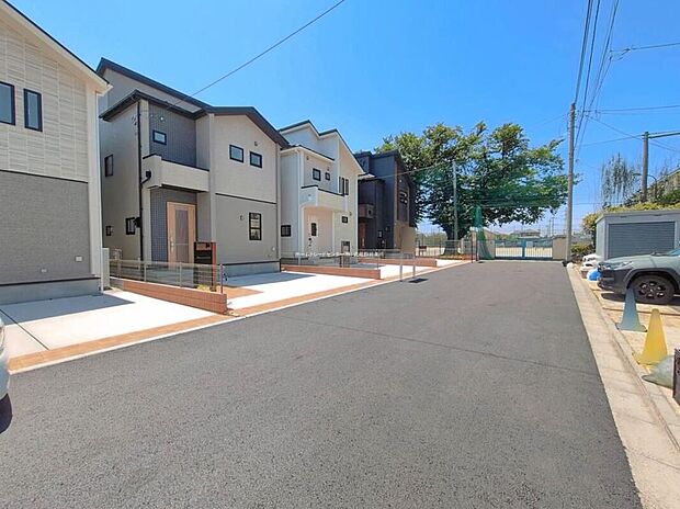 【前面道路含む現地写真】【前面道路含む現地写真】気になった物件すぐにご見学対応させていただきます♪平日・お仕事帰りなど、いつでもご案内可能です♪周辺環境と併せて、実際に現地をご確認ください♪