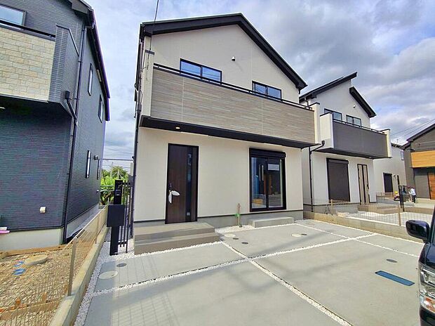 【現地外観写真】３号棟　一戸建ての大きなメリットは、「自分の土地」を自由に使えること。好きなペットが飼えるほか、ガーデニングやＤＩＹ、車やバイクの手入れなど様々な趣味を楽しめます♪