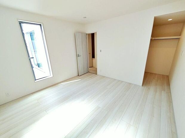 【リビング以外の居室】（5号棟）大きなベッドを置いても余裕のある広さ！収納完備でお部屋をすっきりとお使いいただけます。お気に入りの空間でくつろぎのひと時をお過ごしください。