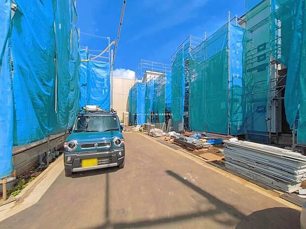 【【前面道路含む現地写真】】一戸建ての大きなメリットは、「自分の土地」を自由に使えること。好きなペットが飼えるほか、ガーデニングやDIY、車やバイクの手入れなど様々な趣味を楽しめます♪