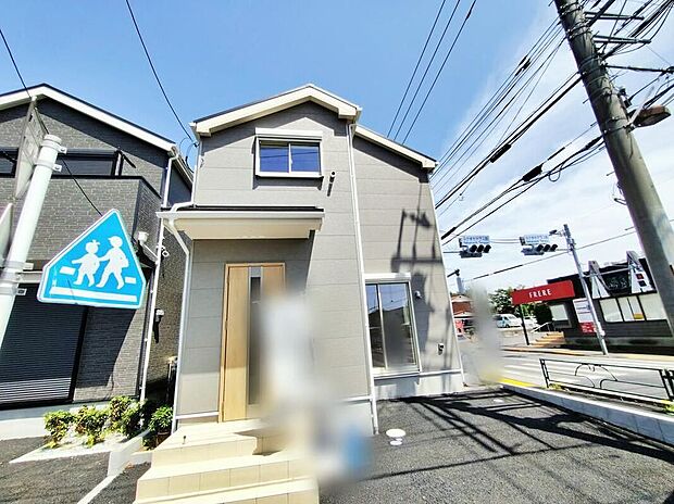 【現地外観写真】2号棟
ひとたび扉を開けばそこに待っているのは上質な空間とマイホームでの新生活をイメージさせる優雅なひととき。「この家なら…」ではなく「ここに住みたい♪」と思う感動をお届けいたします。