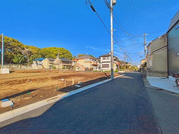 【前面道路含む現地写真】【前面道路含む現地写真】Ｎ号棟
小中学校まで徒歩5分と近く、お子様を近くで見守れる環境です。バタバタしがちな朝も、余裕をもって支度出来ますね♪