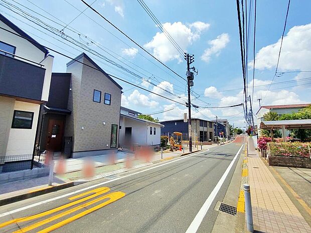 【前面道路含む現地写真】スーパーやコンビニ、ドラッグストアが徒歩5分圏内！！お買物施設が充実していて便利♪
東寺方小学校まで徒歩5分♪お子様の登下校も安心です！