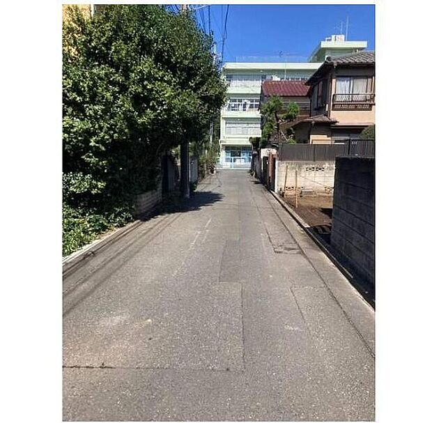 【前面道路含む現地写真】小平市立第二小学校まで徒歩1分！お子様の通学も安心の環境♪スーパー徒歩7分と近く、急なお買物も便利◎