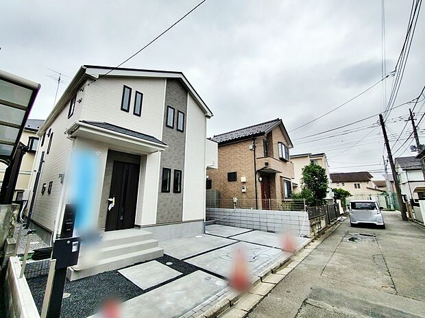 【前面道路含む現地写真】住環境良好な人気の低層住居専用地域に立地しております。守られた環境は、お子様との暮らしにもおすすめです。