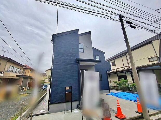 【【現地外観写真】】一戸建ての大きなメリットは、「自分の土地」を自由に使えること。好きなペットが飼えるほか、ガーデニングやＤＩＹ、車やバイクの手入れなど様々な趣味を楽しめます♪