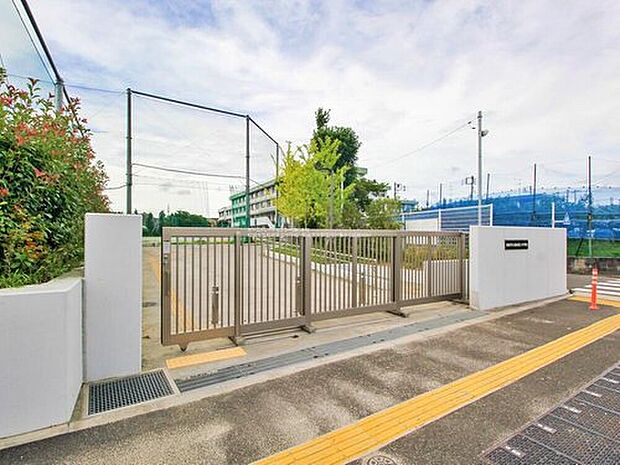稲城市立稲城第三中学校（約600m）