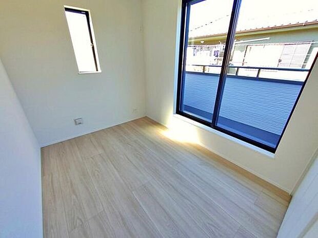 【～Room～】2面採光を確保した明るい室内は、風通しも良く、大変居心地の良い空間となっております。爽やかな風を感じて起きる朝は、快適生活の始まりに！