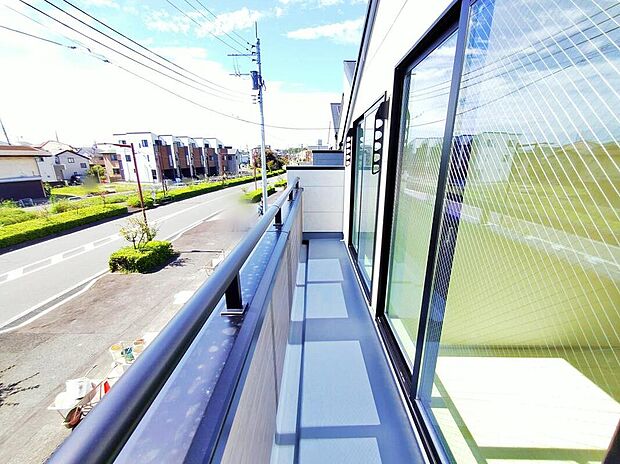 【【バルコニー】4号棟】南側には2部屋に渡ったゆとりのあるバルコニーがございます。お洗濯物が多い日でも一気に干せそうです♪