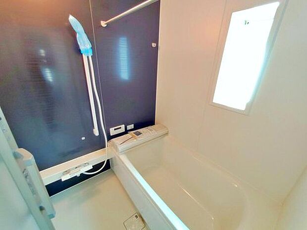【【浴室】１号棟】毎日の疲れを癒す浴室は１坪タイプです。足を伸ばしてゆっくりとくつろげます。窓があるので、湿気もこもらないのも、うれしいですね♪