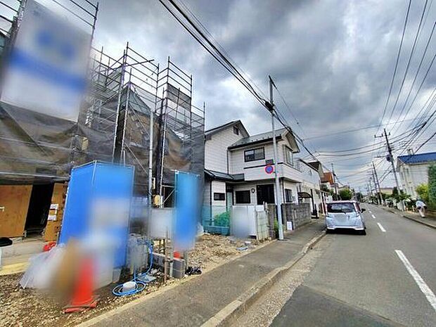【【前面道路含む現地写真】】周辺は静かで落ち着いた雰囲気の住宅街です。交通量も少なく、穏やかで快適にお過ごし頂けそうです。