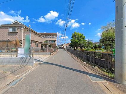【前面道路含む現地写真】
