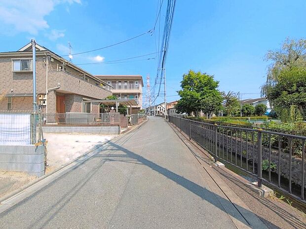 【【前面道路含む現地写真】】閑静な住宅街に立地。徒歩圏内にスーパーやコンビニ、ドラックストアなど商業施設が多数あり生活利便性にも優れたエリアです!