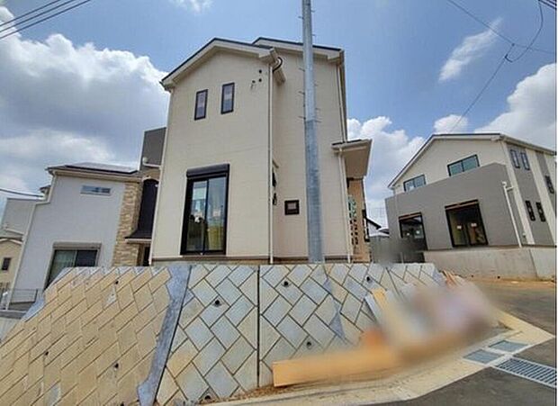 【【現地外観写真】B号棟】ひとたび扉を開けばそこに待っているのは上質な空間とマイホームでの新生活をイメージさせる優雅なひととき。「この家なら…」ではなく「ここに住みたい♪」と思う感動をお届けいたします。