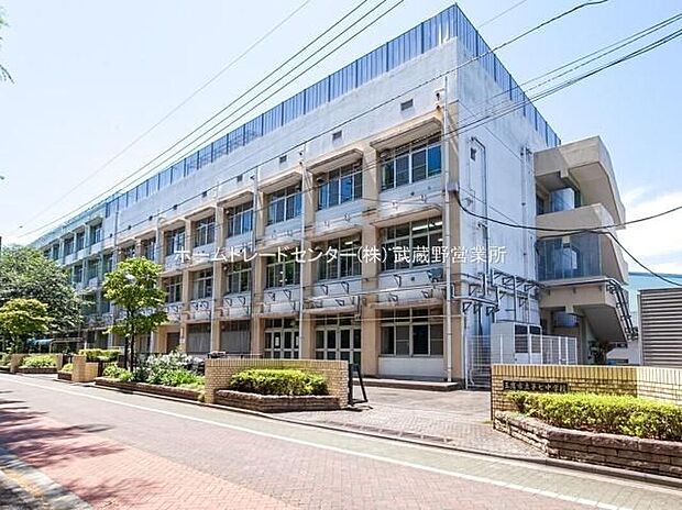 三鷹市立第七中学校(約750m)