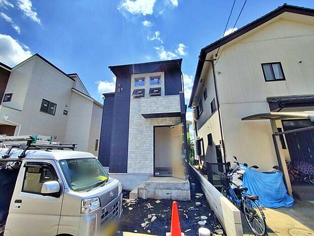 【【現地外観写真】2号棟】ひとたび扉を開けばそこに待っているのは上質な空間とマイホームでの新生活をイメージさせる優雅なひととき。「この家なら…」ではなく「ここに住みたい♪」と思う感動をお届けいたします。